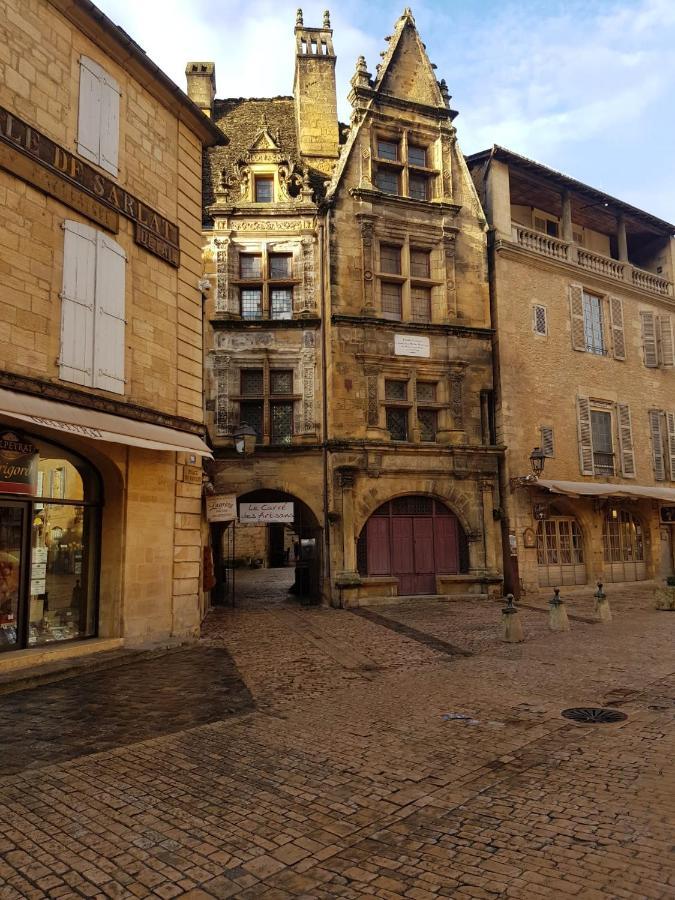 Hotel Grand Confort Le Moulin Rouge Terrasson Exterior foto