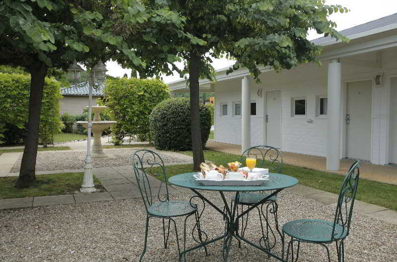 Hotel Grand Confort Le Moulin Rouge Terrasson Exterior foto
